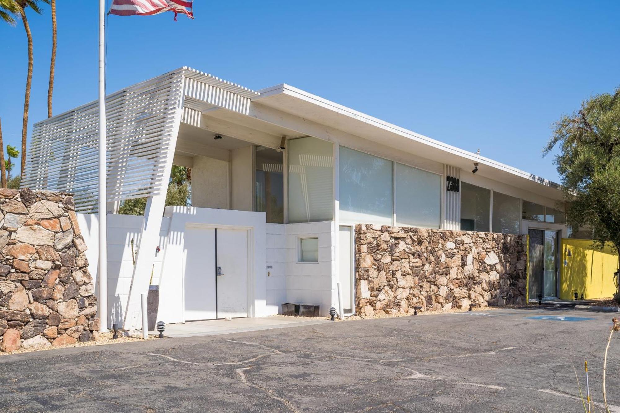 Monkey Tree Hotel By Avantstay Stylish Hotel In Palm Springs W Pool Exterior photo